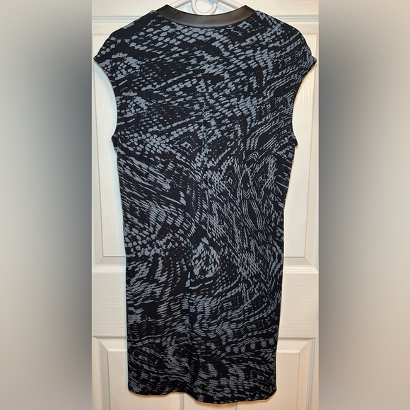 Banana Republic Sleeveless Faux Leather Neck Shift Dress- Grey/Black Size Medium - Picture 2 of 4